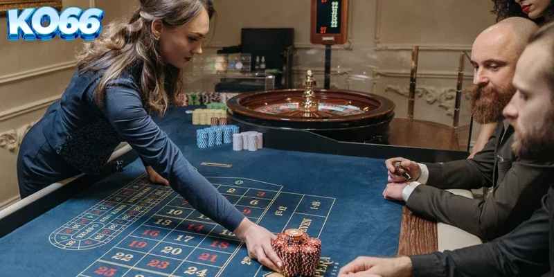bi-quyet-choi-roulette-ko66 Người chơi đang phân tích chiến thuật đặt cược trên thiết bị di động